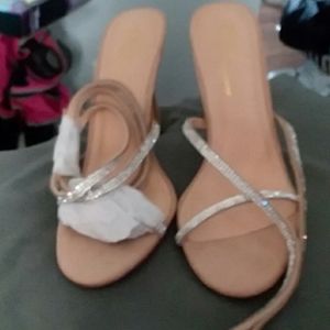 *Brand new*NEVER WORN beige high heel